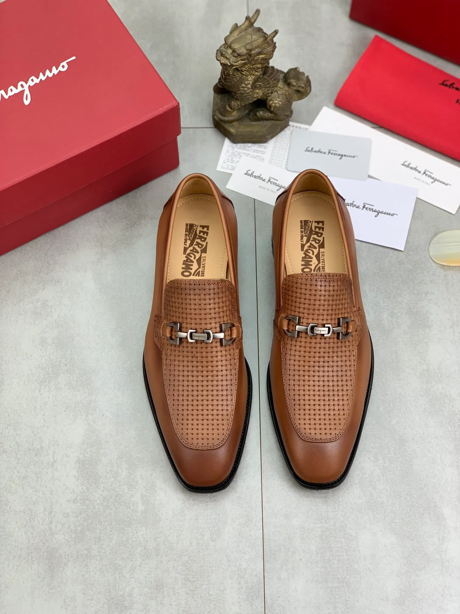Men's Men's Shoes 💰P460💰[New Style] Water-dyed Niuli 🆘[Salvatore Ferragamo] Ferragamo's latest casual business leather shoes for men! Available at counters simultaneously! The fabric is made of specially imported original pebbled calfskin, and the lining is made of imported water-dyed cowhide. It is absolutely luxurious and leads the fashion trend. Matching code: 38-45 (46 can be customized) Black and brown colors are optional